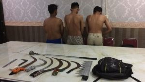 Tiga Pemuda Bawa Senjata Tajam Diamankan Polisi