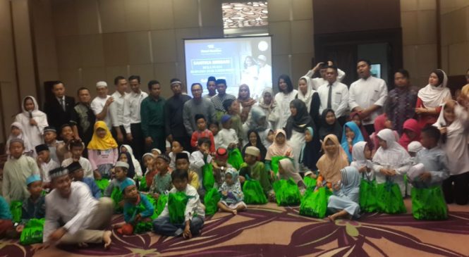 Rujuk dan Hotel Santika Premiere Harapan Indah Gelar Bukber Sekaligus Santunan