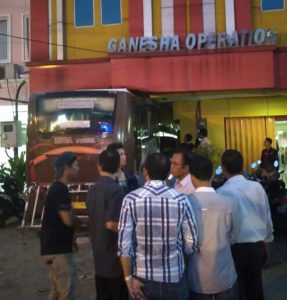 Bus Seruduk Tempat Bimbel, Satu Orang Terluka