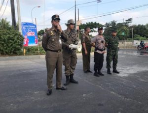 Aparat Gabungan Tertibkan Bangli di Sepanjang Kalimalang