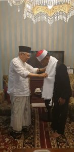 KH. Ma’ruf Amin Hadiahkan Sorban Kepada Juara MTQ Internasional