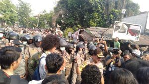 Menolak Digusur, Ratusan Warga Bentrok dengan Aparat