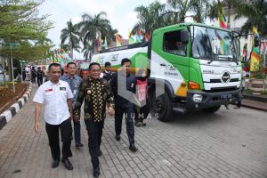 Simbolis, Bupati Bekasi Kirim Air Bersih Tanggulangi Kekeringan