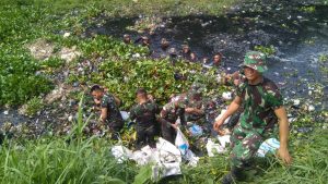 Peringati Hari Juang Kartika, TNI dan Masyarakat Bersihkan Kali Blencong