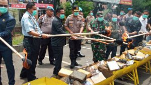 Polres Metro Bekasi Musnahkan 199.7 Kilogram Ganja