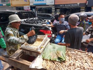 Komunitas Bekasi Bersedekah Bagikan Takjil Buka Puasa