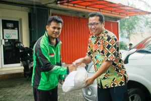 PDAM Tirta Bhagasasi Bagikan Sembako untuk Masyarakat Terdampak Pandemi Covid-19