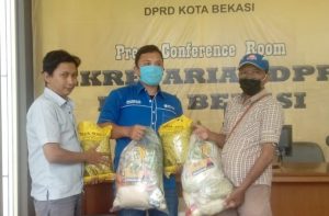 Peduli Insan Pers Dampak Corona, Dewan Fraksi PAN Evi Mafriningsianti Bagi – bagi Sembako