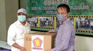 Dewan Gerindra Berikan APD ke RSUD Kota Bekasi