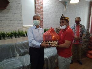 Sukur Nababan Bagikan Ribuan Sembako ke Warga di Kota Bekasi