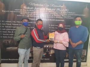 Minta Masukan Rujuk, Bawaslu Kota Bekasi Serahkan Buku Pengawasan