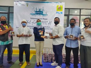 PLN UP3 Bekasi Bagikan Door to Door Seribu Kantong Daging Kurban di Wilayah Pelayanan