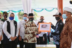 Bersama Bupati Karawang, Syaikhu Serahkan Alsintan kepada Masyarakat Desa Mekar Asih