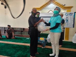 PLN Bekasi Tebar Daging dan Sembako Plus untuk Dhuafa.