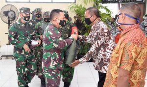 Peringati HUT TNI ke 75, Pangdam Jaya Baksos di Komplek Seroja