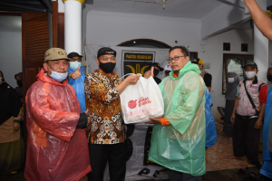 Presiden PKS Berikan Bantuan Korban Banjir di Bekasi