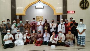 Jumatan Bareng Warga di Masjid At Taufiq Durenjaya, Tri Sharing Persoalan Lingkungan