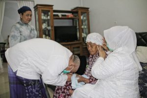Momen Wali Kota Sungkem Ibunda Tercinta Di Hari Raya Idul Fitri 1442H