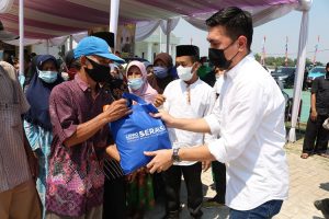 Lippo Cikarang Bersama Tenant Industri Delta Silicon Salurkan Paket Sembako Bantu Warga Terdampak Covid-19