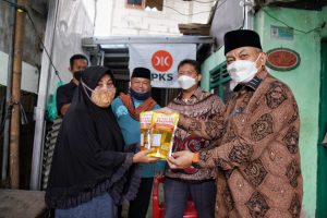 Sapa Warga Kayuringin, Presiden PKS Berikan Minyak Goreng Gratis