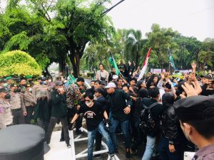 Gerbang Pintu Masuk DPRD Ambruk Oleh Demonstran