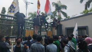 Demo Mahasiswa Ricuh, Gerbang Pemkab Bekasi Roboh