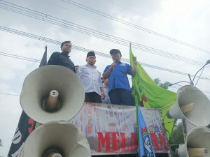 Ketua DPRD Orasi di Atas Mobil Komando Buruh