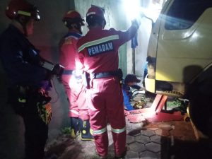 Kendaraan Box Terperosok ke Septik Tank