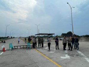 Warga Tutup Gerbang Tol Jatikarya