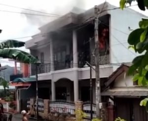 Lagi Charge Hp, Rumah Tingkat di Duta Kranji Kebakaran