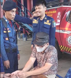 Niat Baik Bantu Istri, Berujung Jari Nempel di Kemasan Lem