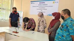 PLN Bekasi Serahkan 840 Unit REC pada PT Hempel Indonesia