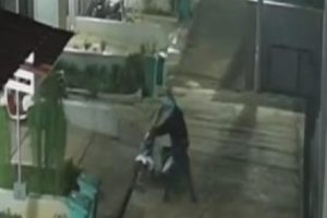 Terekam CCTV, 2 Motor Digasak Sekaligus