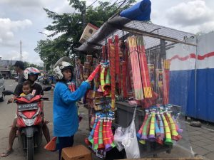 Baru 2 Jam Pedagang Kembang Api di Kartini Raup Untung Hingga Rp2 Juta