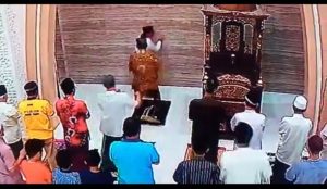 Sedang Memimpin Sholat, Seorang Imam Masjid Dianiaya Jamaah