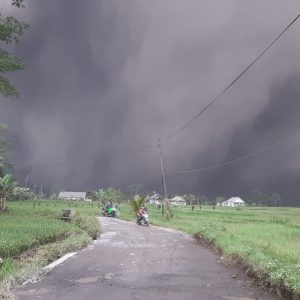 Status Gunung Semeru Naik, Masyarakat Waspada Awan Panas
