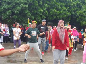 Ratusan Ibu ibu Meriahkan Senam Masal LPM Arenjaya