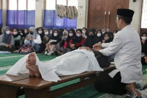 Mahasiswa ikut Pelatihan Pemulasaran Jenazah