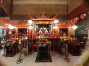 Jelang Imlek 2023, Klenteng Hok Lay Kiong Bagi Ratusan Angpao