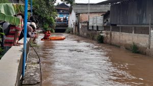 Bocah 11 Tahun Terseret Banjir di Kali Cakung