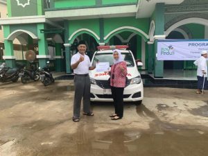 Lewat TJSL, PLN Cikarang Serahkan Mobil Ambulans Ke Yayasan