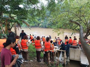 Satu Ton Sampah Diangkat dari Kali Bekasi