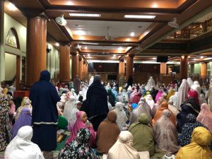 Tarawih Pertama, Ribuan Jamaah Padati Masjid Agung Al Barkah 