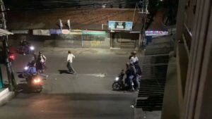 Sekelompok Pemuda Terekam CCTV Bawa Senjata Tajam