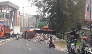 Truk Sampah Terguling, Netizen: Dijalan Suka Ugal-ugalan