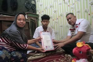 Plt. Wali Kota Bekasi Serahkan Ijazah Siswa yang Tertunda