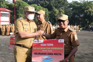 PLT Wali Kota Serahkan Alat Rekam Cetak Adminduk Tahap 2