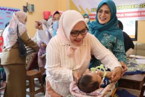 Plt Ketua TP PKK Kota Bekasi Tinjau Pelaksanaan Vaksinasi Polio