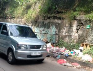 Sampah di Jalan Cikunir Menjengkelkan