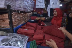 Emak emak Serbu Toko Seragam Sekolah di Pasar Cikarang